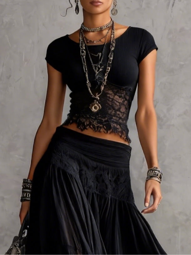Set composto da top nero trasparente con pannelli in pizzo e gonna maxi plissettata
