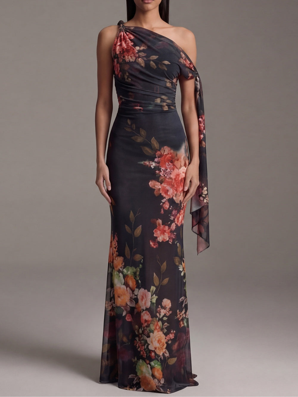 Vestito lungo nero in chiffon monospalla con stampa e pieghe