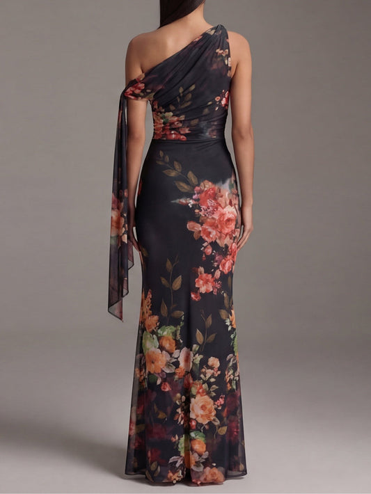 Vestito lungo nero in chiffon monospalla con stampa e pieghe