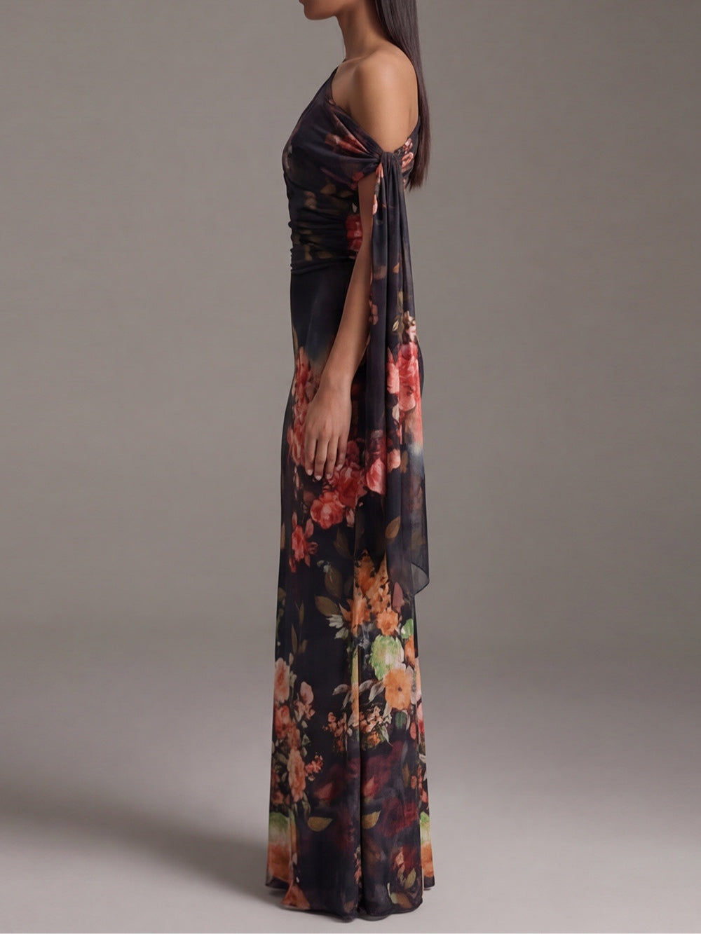 Vestito lungo nero in chiffon monospalla con stampa e pieghe