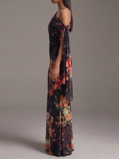 Vestito lungo nero in chiffon monospalla con stampa e pieghe
