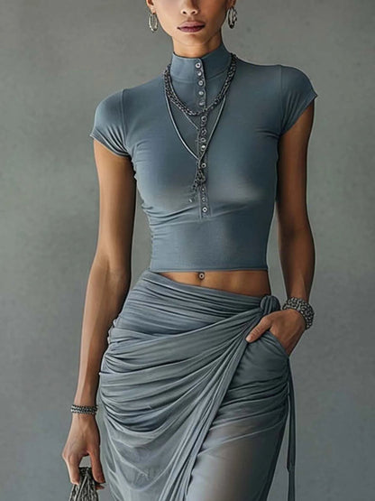 Set maglietta corta blu e gonna drappeggiata in mesh trasparente