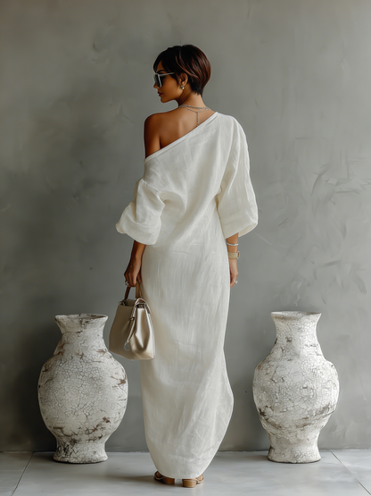 Vestito elegante e fluido in bianco avorio con spalle scoperte