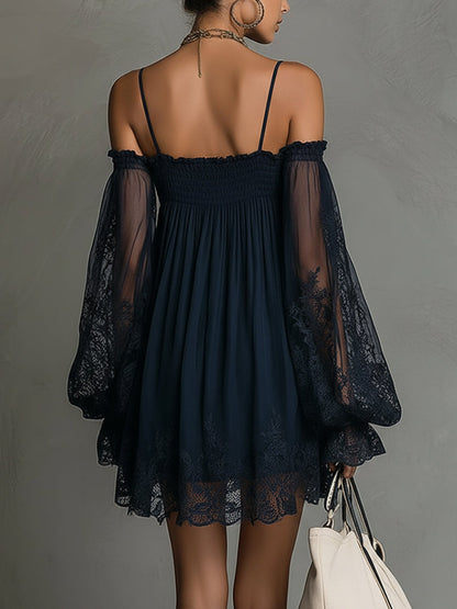 Noemi | Abito mini in chiffon blu navy con scollo a spalle scoperte, bordo in pizzo e maniche trasparenti
