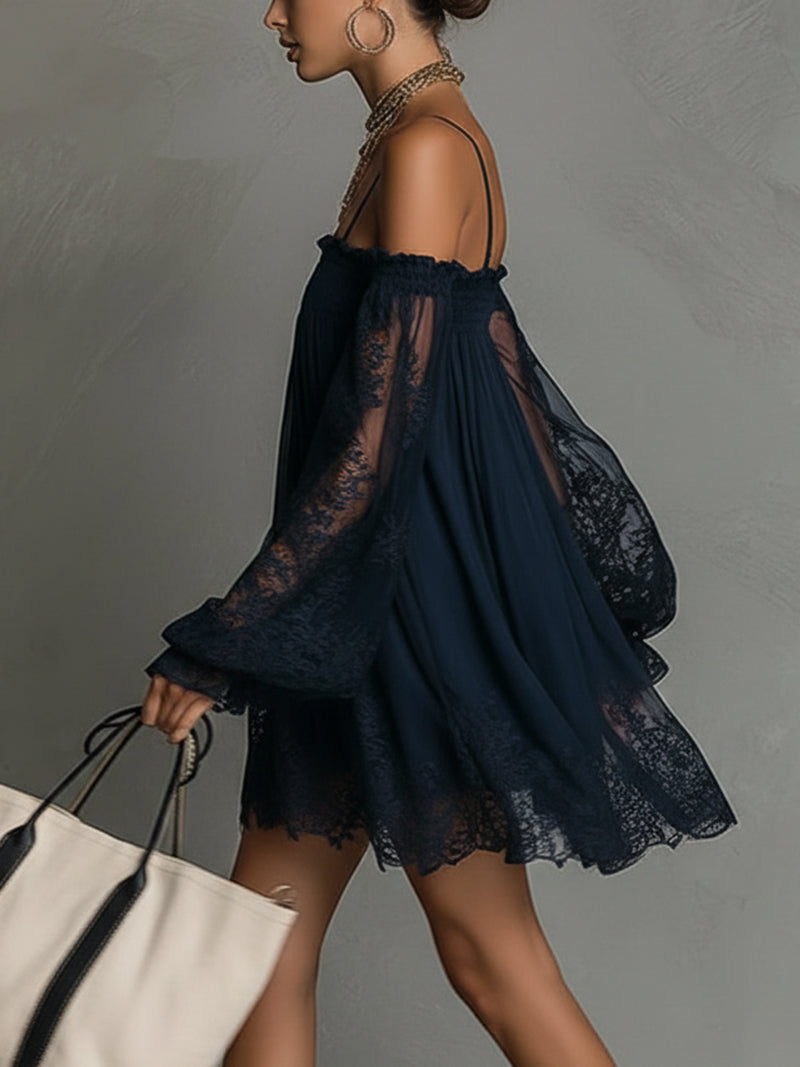 Noemi | Abito mini in chiffon blu navy con scollo a spalle scoperte, bordo in pizzo e maniche trasparenti