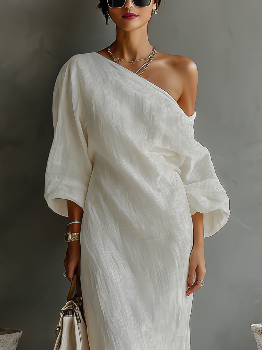 Vestito elegante e fluido in bianco avorio con spalle scoperte