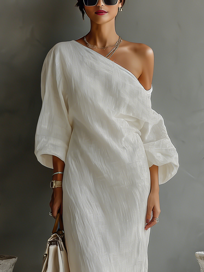 Vestito elegante e fluido in bianco avorio con spalle scoperte