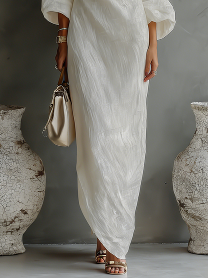 Vestito elegante e fluido in bianco avorio con spalle scoperte