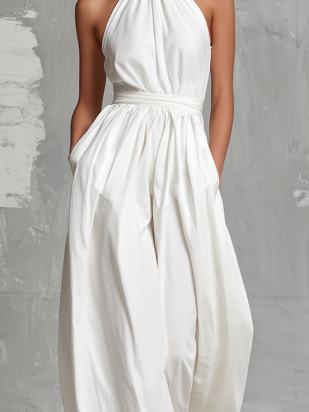 Zoltán | Tuta bianca elegante in tessuto intrecciato, senza maniche, con scollo a halterneck • S1