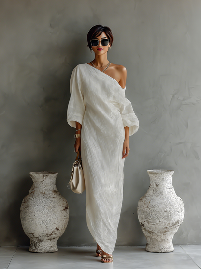 Vestito elegante e fluido in bianco avorio con spalle scoperte