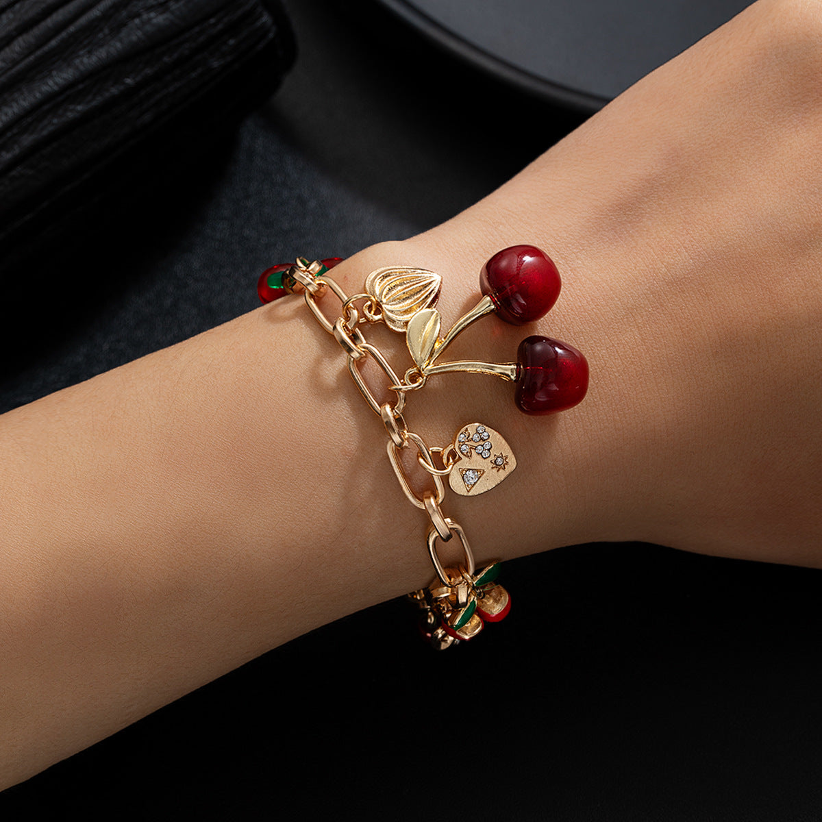 Bracciale con ciondolo a forma di ciliegia rossa