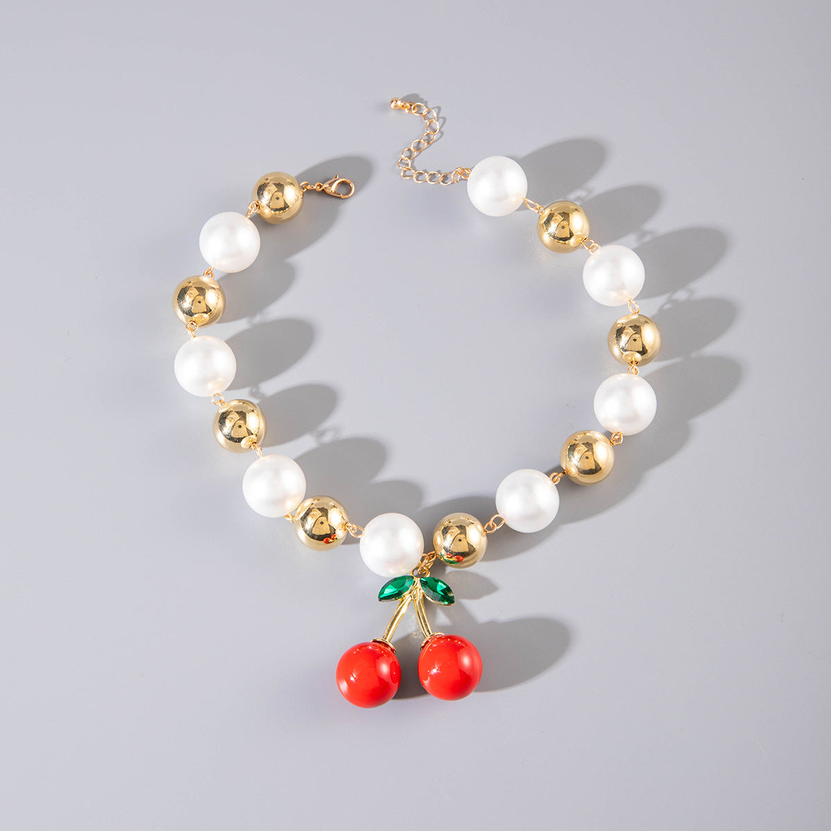 Collana con pendente a forma di ciliegia