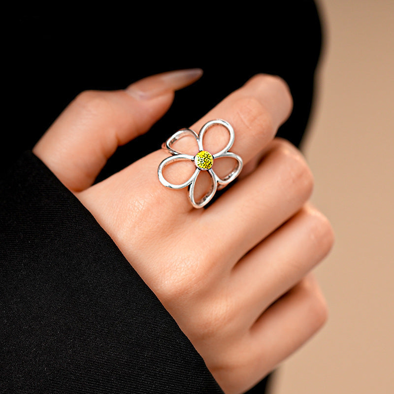 Anello con fiore di margherita