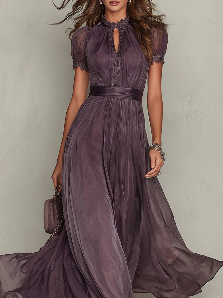 Vestito lungo in chiffon viola con scollo a chiave e bordo in pizzo