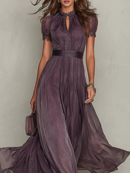 Vestito lungo in chiffon viola con scollo a chiave e bordo in pizzo