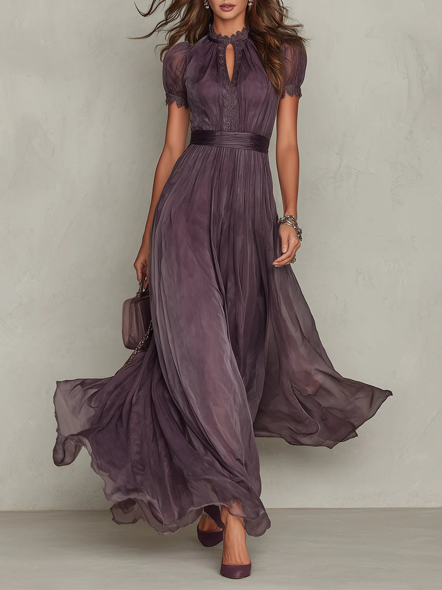 Vestito lungo in chiffon viola con scollo a chiave e bordo in pizzo