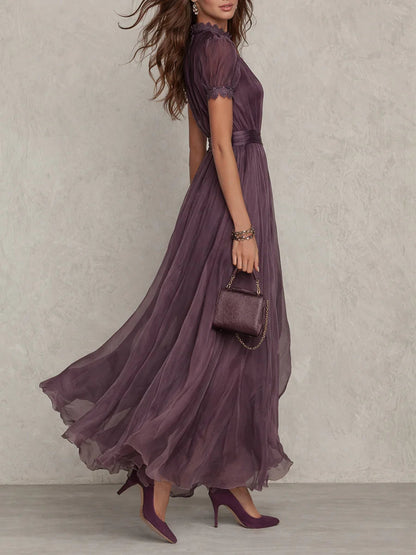 Vestito lungo in chiffon viola con scollo a chiave e bordo in pizzo