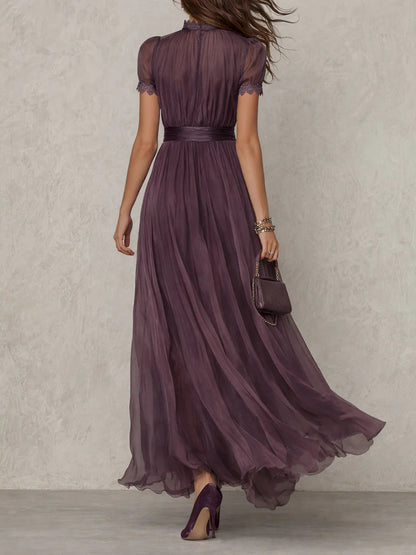 Vestito lungo in chiffon viola con scollo a chiave e bordo in pizzo