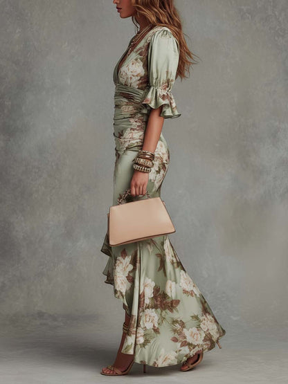 Vestito lungo in satin verde con stampa floreale, maniche a campana arricciate, scollo a V, taglio asimmetrico