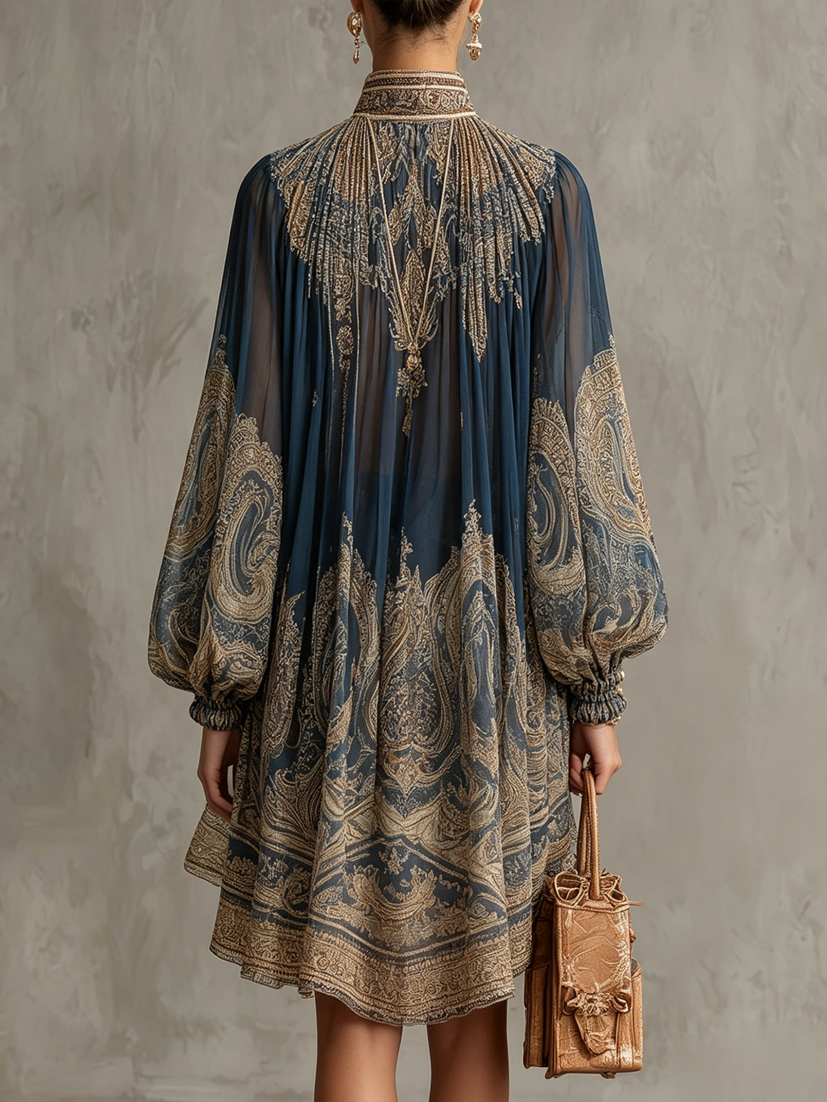 Vestito mini in chiffon blu navy con stampa barocca e collo alto, taglio irregolare