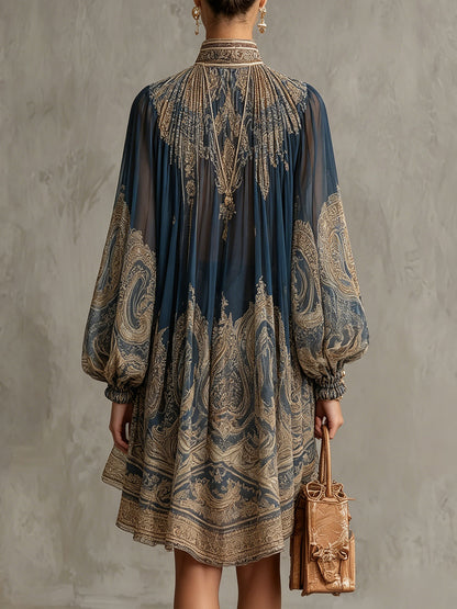 Vestito mini in chiffon blu navy con stampa barocca e collo alto, taglio irregolare