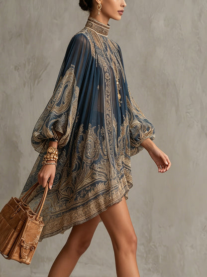 Vestito mini in chiffon blu navy con stampa barocca e collo alto, taglio irregolare