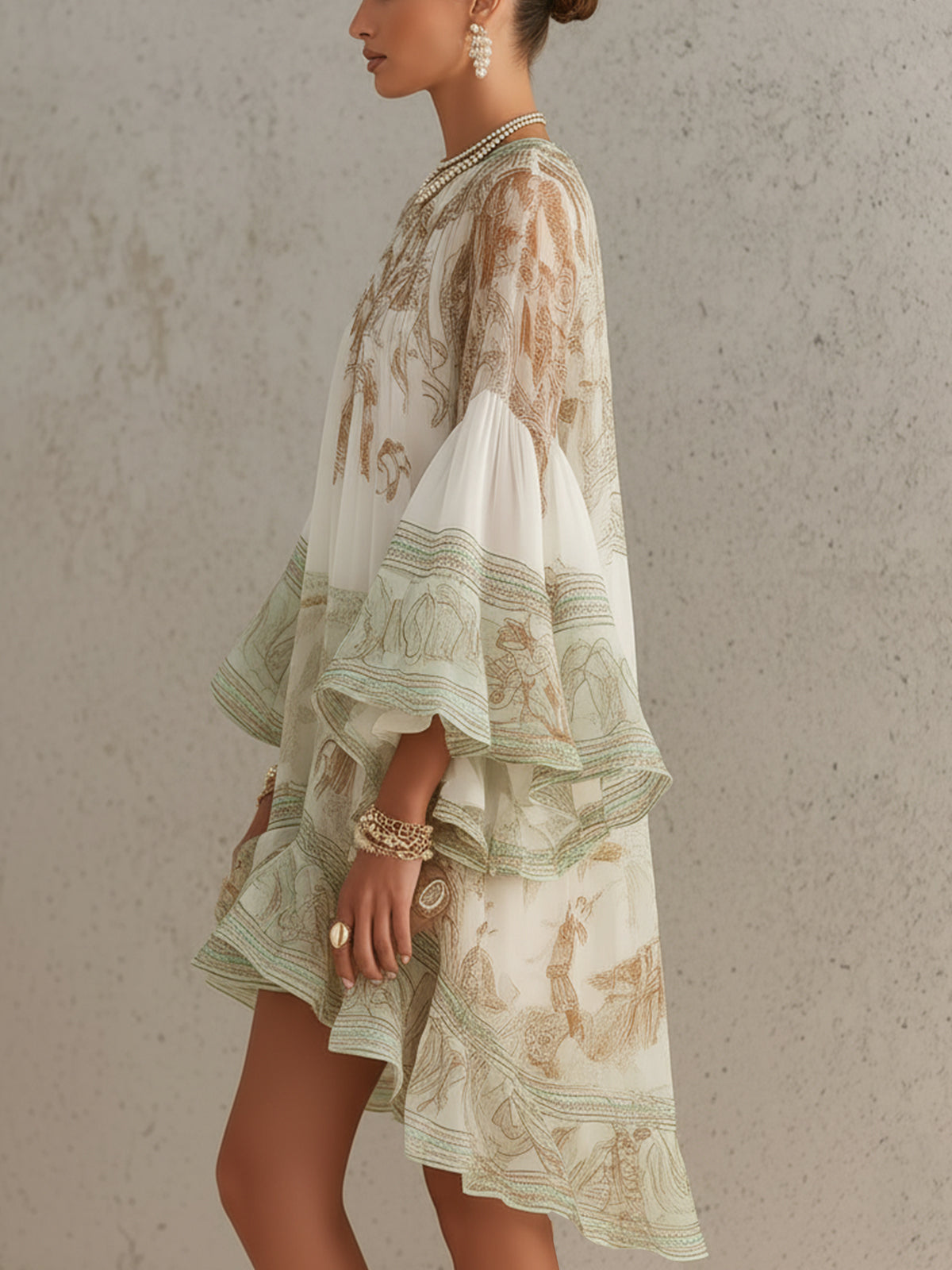 Vestito corto in chiffon con stampa verde, maniche a volant e orlo a volant.