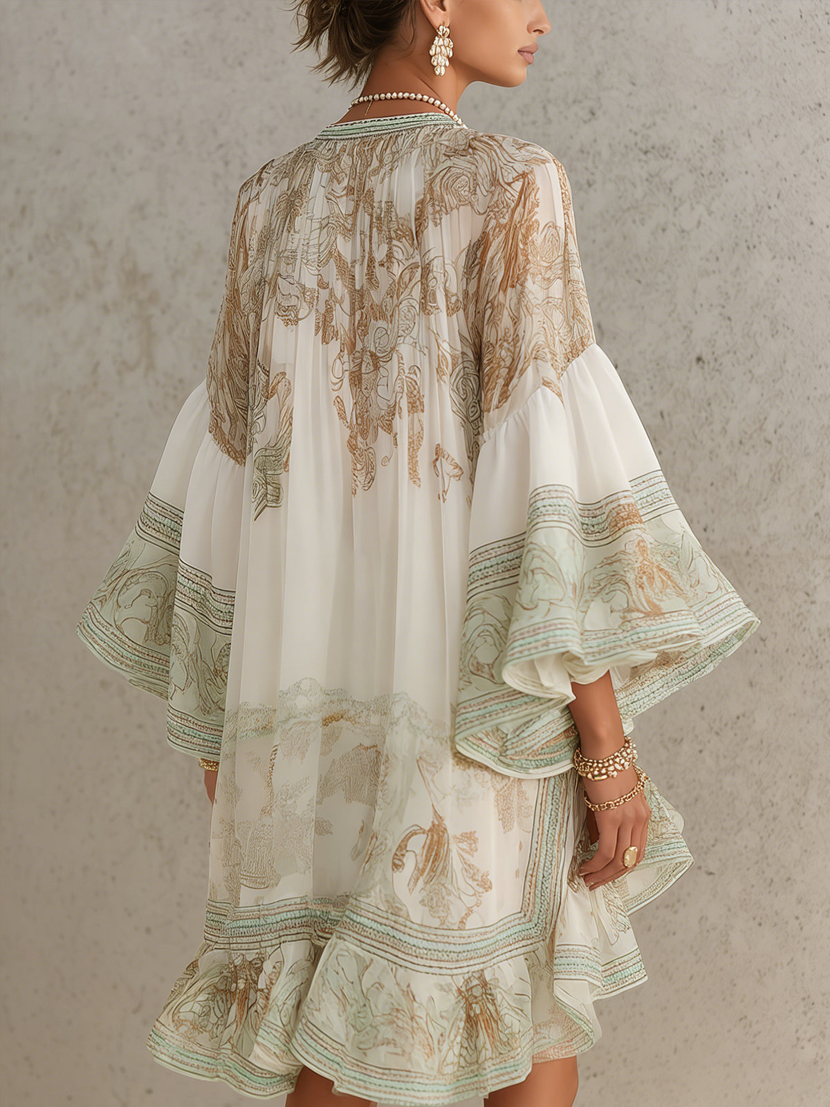 Vestito corto in chiffon con stampa verde, maniche a volant e orlo a volant.