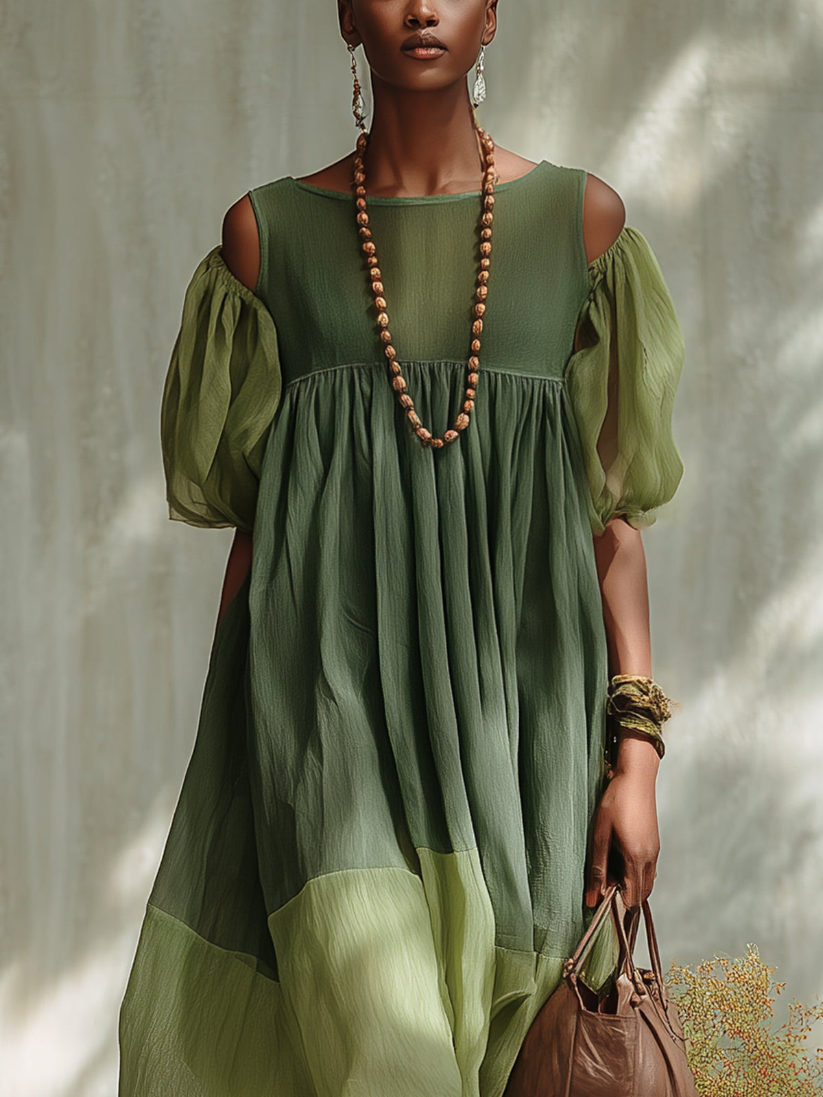 Vestito midi verde in chiffon con spalle scoperte e maniche corte