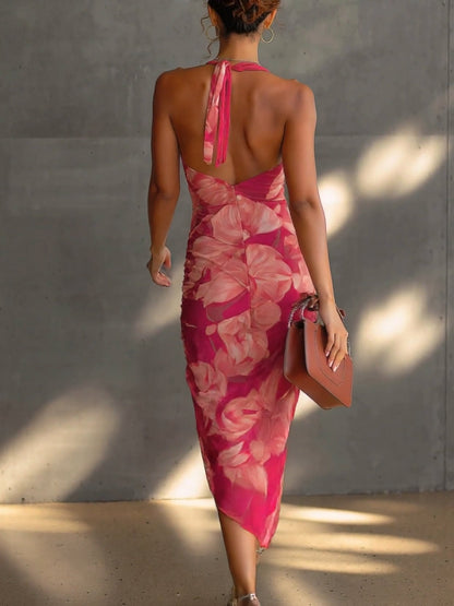 Vestito bodycon senza maniche con stampa floreale fucsia, arricciato e con spacco laterale