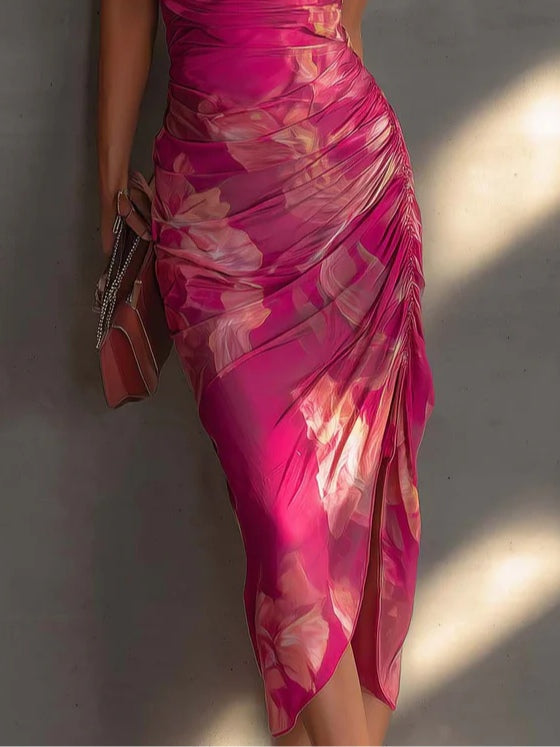 Vestito bodycon senza maniche con stampa floreale fucsia, arricciato e con spacco laterale