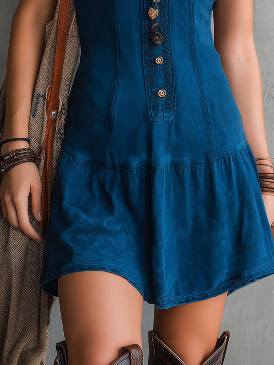 Vestito mini bohemien indaco con scollo a V, bottoni frontali, senza maniche.