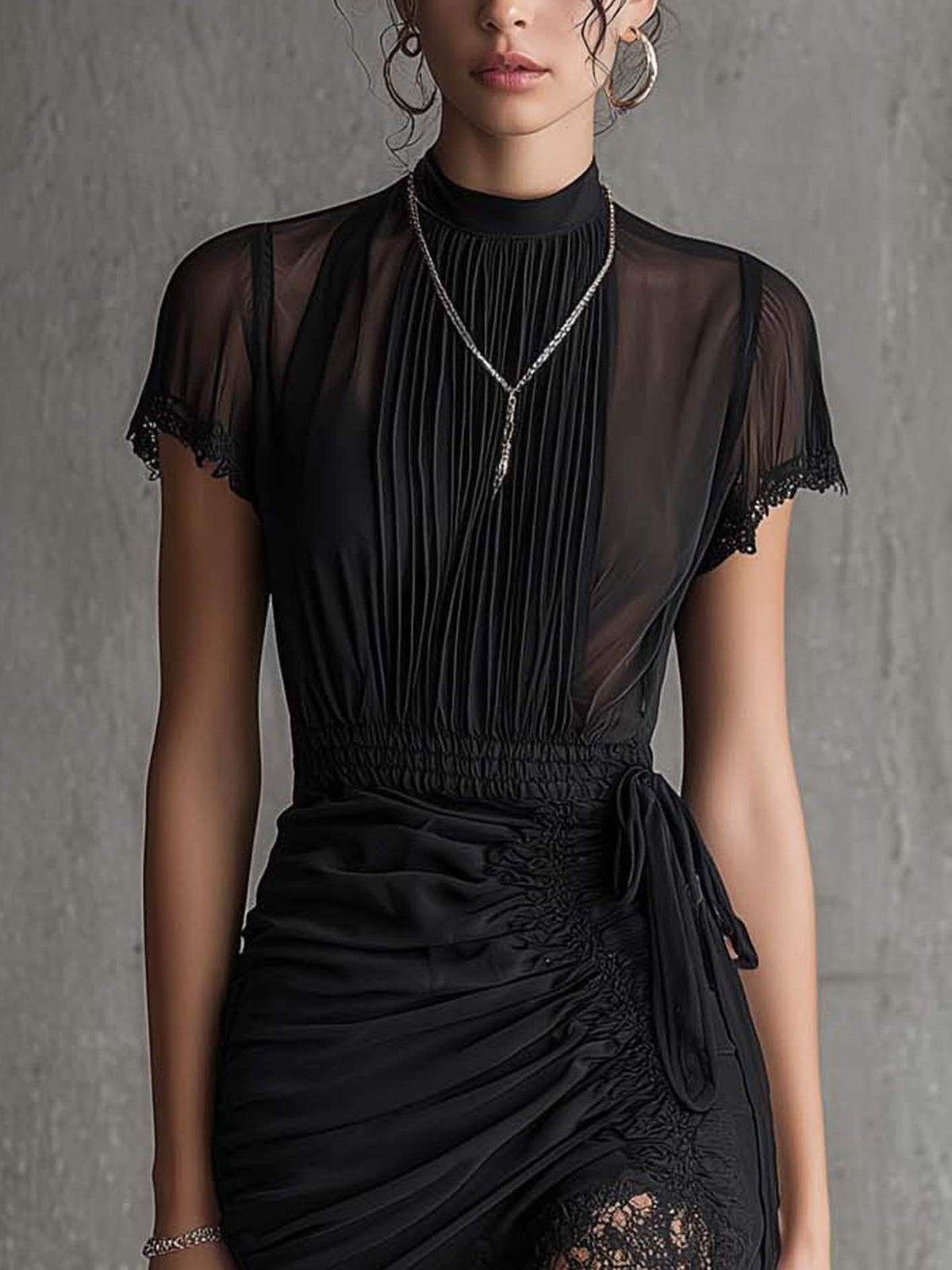Vestito corto nero in chiffon con vita plissettata e bordo in pizzo
