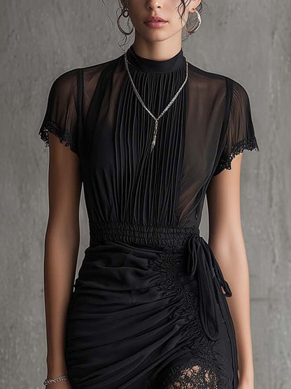 Vestito corto nero in chiffon con vita plissettata e bordo in pizzo