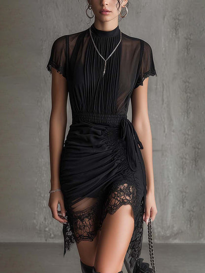 Vestito corto nero in chiffon con vita plissettata e bordo in pizzo