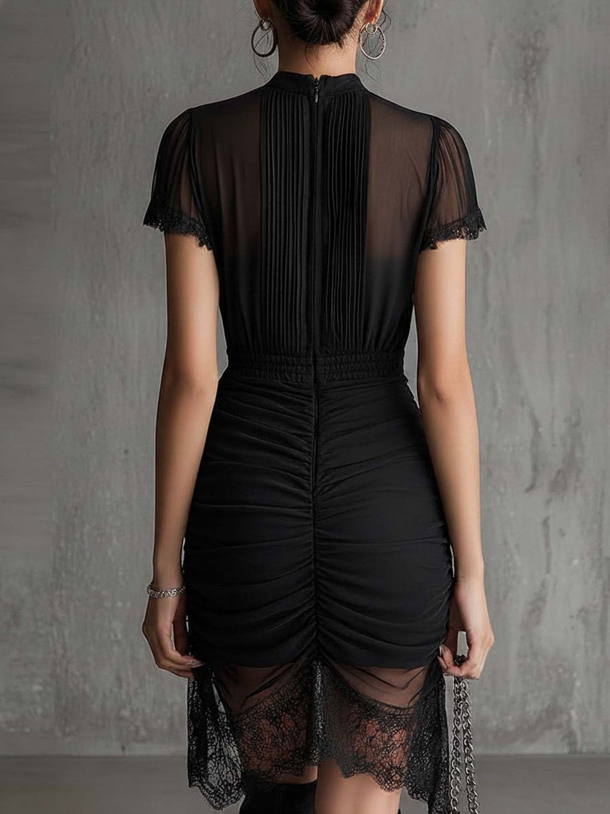 Vestito corto nero in chiffon con vita plissettata e bordo in pizzo