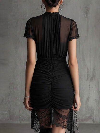 Vestito corto nero in chiffon con vita plissettata e bordo in pizzo