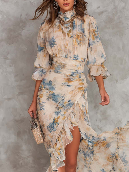 Vestito lungo in chiffon beige con collo alto, stampa floreale effetto pittura ad olio, taglio irregolare