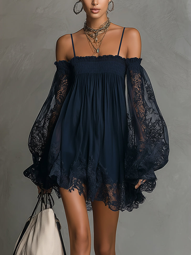 Noemi | Abito mini in chiffon blu navy con scollo a spalle scoperte, bordo in pizzo e maniche trasparenti