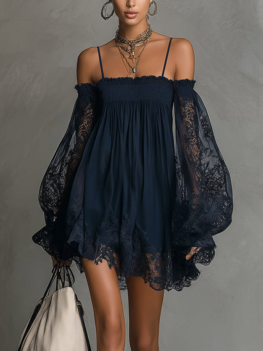 Noemi | Abito mini in chiffon blu navy con scollo a spalle scoperte, bordo in pizzo e maniche trasparenti