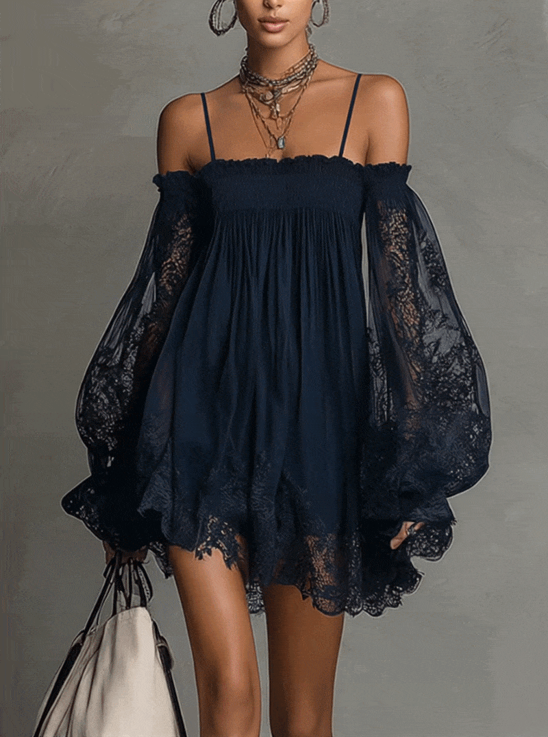 Noemi | Abito mini in chiffon blu navy con scollo a spalle scoperte, bordo in pizzo e maniche trasparenti
