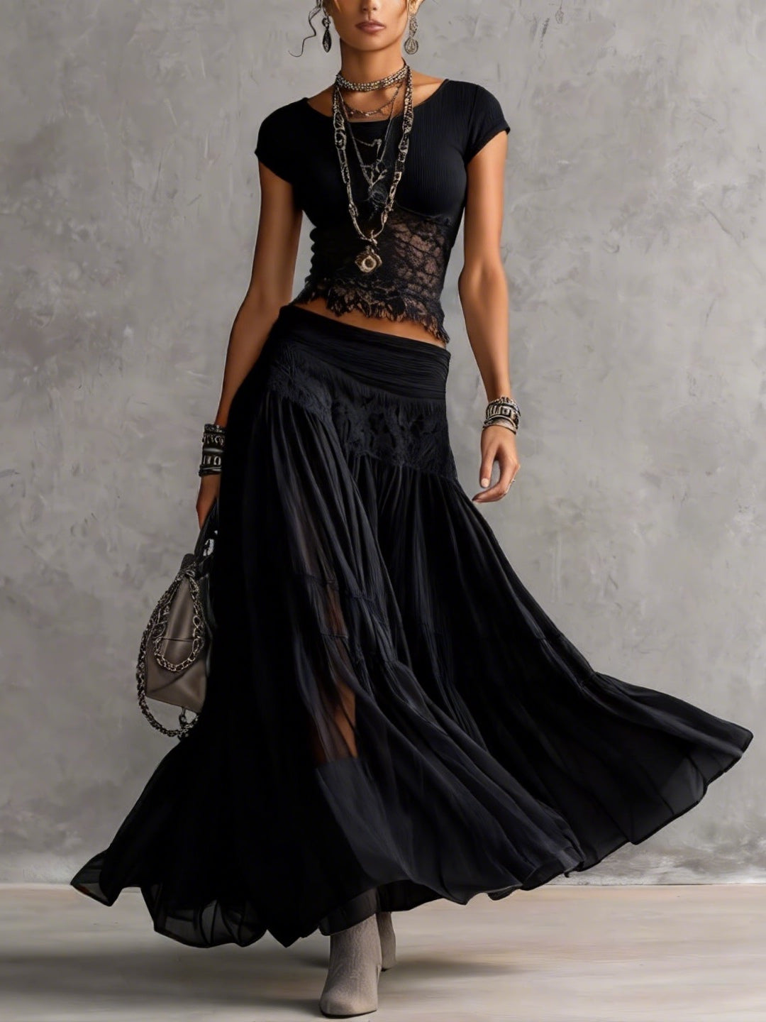 Set composto da top nero trasparente con pannelli in pizzo e gonna maxi plissettata